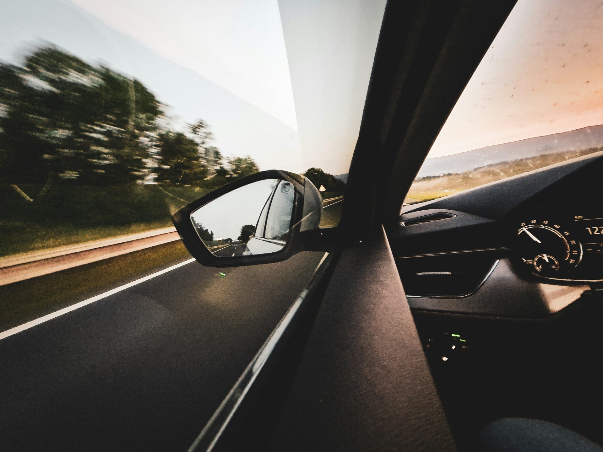 Ein Blick in den Rückspiegel eines Autos aus dem Inneren eines Fahrzeugs