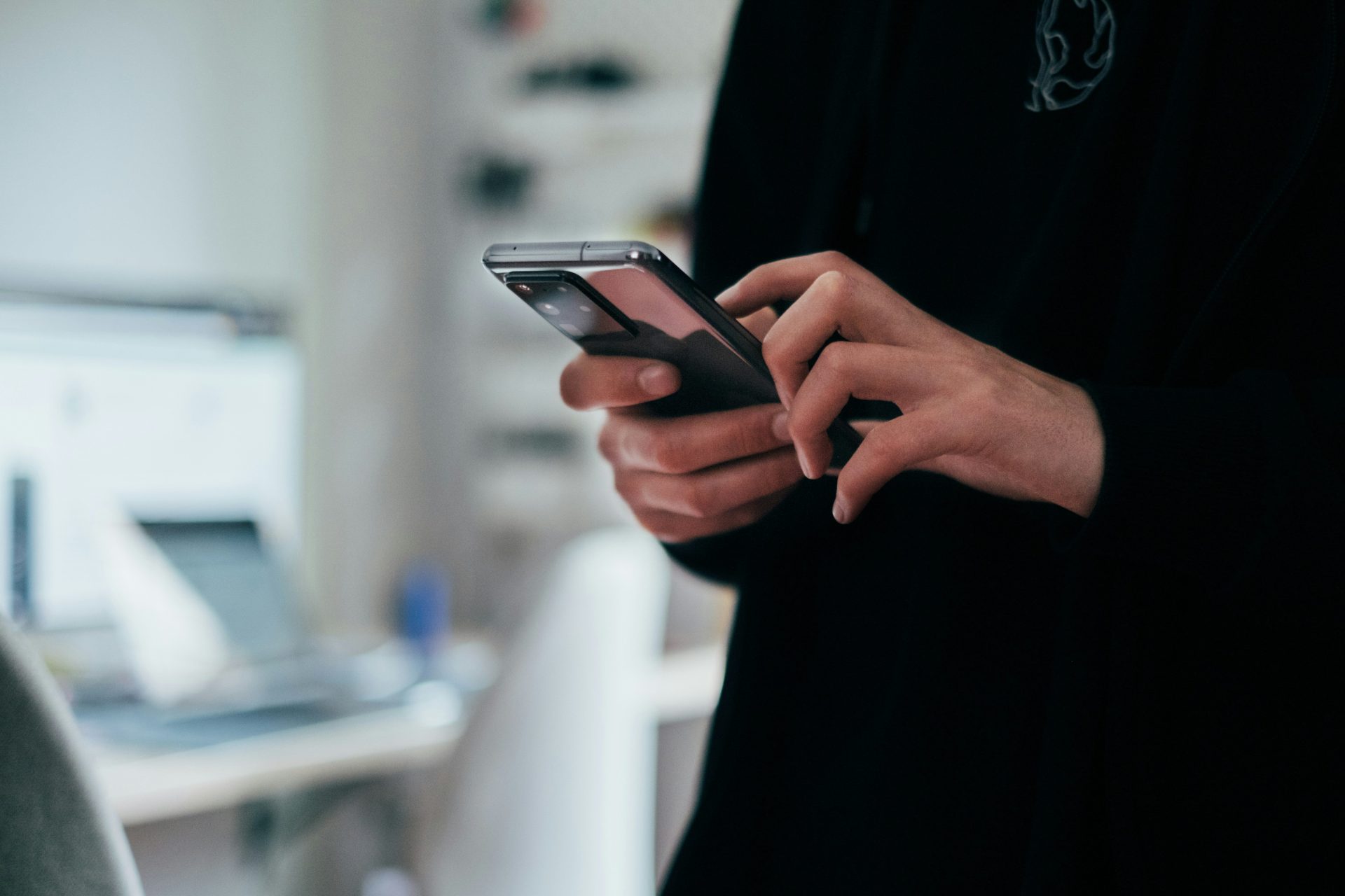 Person hält schwarzes Android-Smartphone